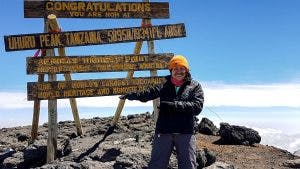 Waleska Cerpa en la cima del Kilimanjaro